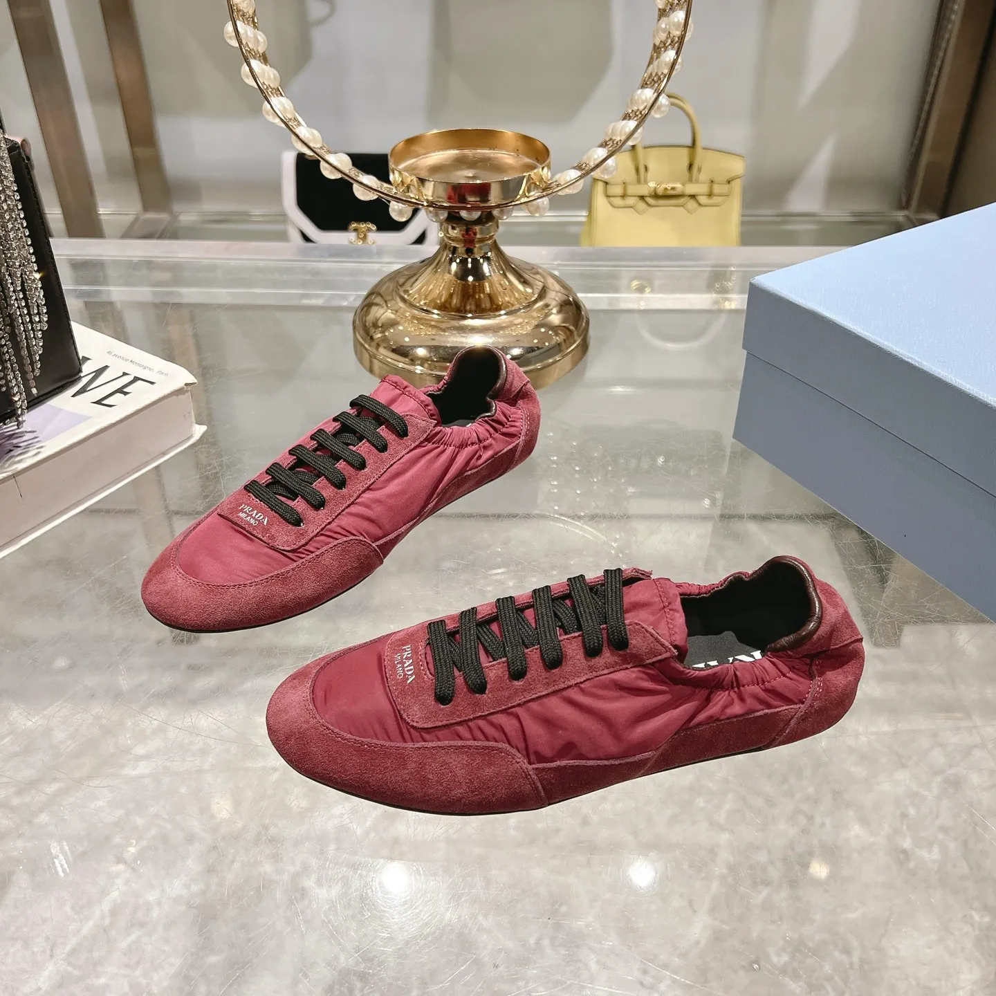 👟👟Ex-factory price 520👟👟Men's size +10 Couple style🎆Prada's new moral training shoes. The upper is suede with texture, and the inner sheepskin is wrapped. It is soft and waxy🎆The insole is thickened with lambskin. It is extremely comfortable to step on, has a sense of support, and feels well wrapped. The shoe shape is full of wrapping, light and easy to wear. A practical casual shoe that makes your legs appear taller! White is clean and refreshing, needed all year round, and can be easily worn with skirts and pants. Upper: imported suede/original molded fabric. Lining: sheepskin. Outsole: rubber outsole! Code number: 35-41 Color: burgundy blue brown green dark green yellow black red gray 9 colors available